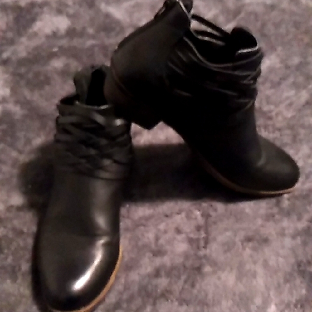 Rampage womans booties size 8.5M.